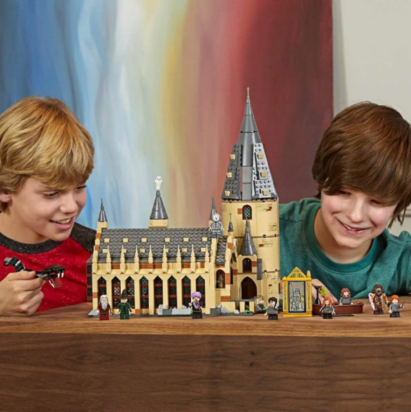 crianças montando O Grande Salão de Hogwarts