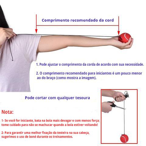 imagem - criança medindo um tamanho de uma corda que está amarrada em sua bola de brinquedo