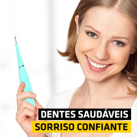 removedor de tartaro ultrassonico verde segurado por uma mulher loira de sorriso bonito e dentes bem brancos e limpos