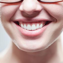 mulher sorrindo com prótese dental