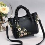 bolsa feminina em couro bordada com flor